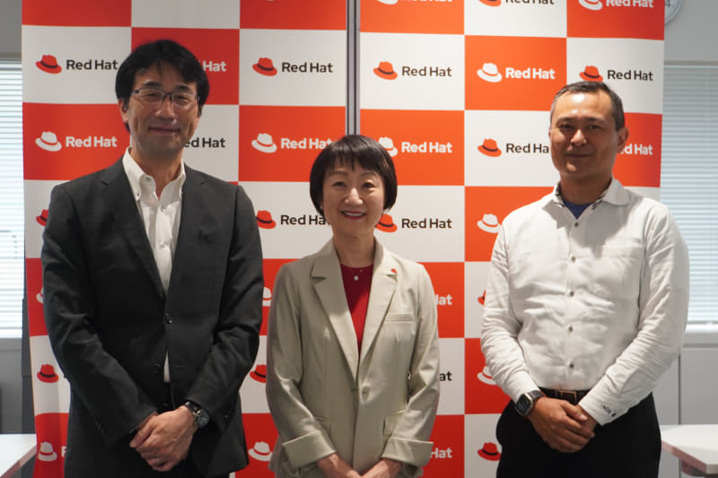 左から、日本中央競馬会 尾崎準一氏（情報システム部 統合情報システム課 課長）、レッドハット株式会社 三浦美穂氏（代表取締役社長）、日興システムソリューションズ株式会社 三田徹氏（基盤システム担当 執行役員）