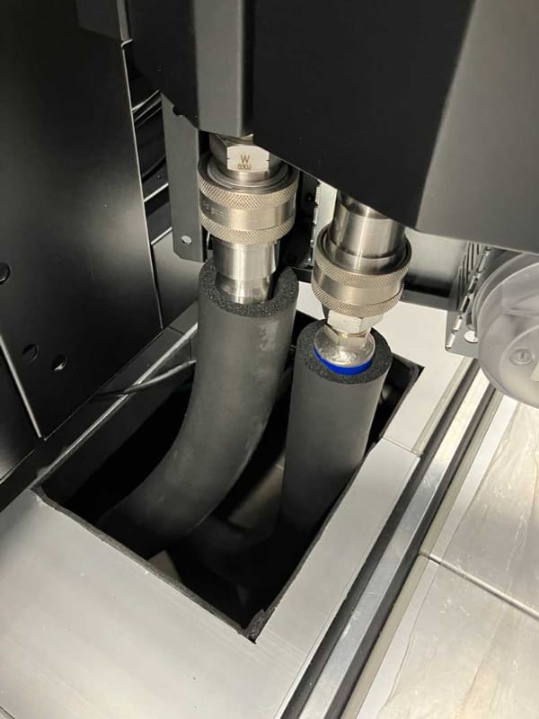 高負荷エリア リアドアと床下配管接続部