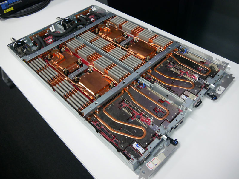 会場に展示していた第5世代の水冷サーバー。現在は第6世代に進化している