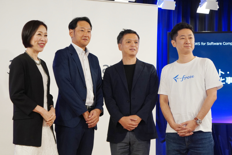 左から、アマゾン ウェブ サービス ジャパン合同会社 佐藤有紀子氏（常務執行役員 デジタルサービス事業統括本部長）、サイボウズ株式会社 栗山圭太氏（執行役員 事業戦略室長 兼 マーケティング本部長 兼 グローバル事業本部長）、ディップ株式会社 長島圭一朗氏（執行役員 CTO 兼 ソリューション開発本部長 兼 メディア開発統括部長 兼 プラットフォーム開発統括部長）、フリー株式会社 木村康宏氏（常務執行役員 CPO）