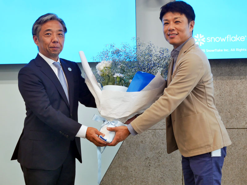 浮田竜路新社長から花束を受け取る東條英俊前社長