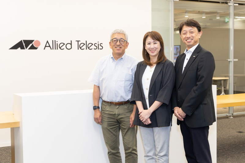 インタビューに応えてくれた加藤氏（右）と真野氏（左）。中央はアライドテレシス株式会社 執行役員 マーケティング本部 本部長の福田香奈絵氏