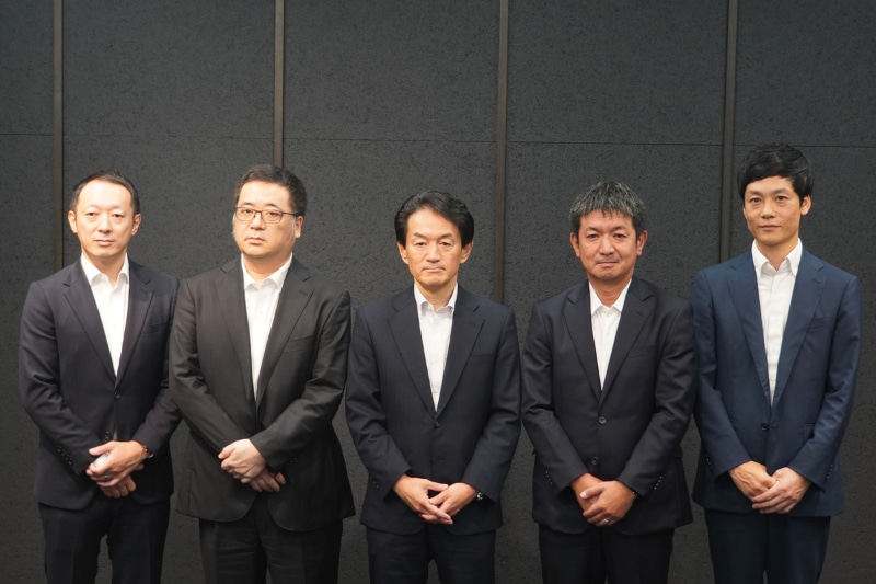 左から、ウイングアーク1st株式会社 久我温紀氏（執行役員 CMO）、クレスコ・イー・ソリューション株式会社 後藤聡氏（代表取締役社長）、株式会社セゾンテクノロジー 石田誠司氏（取締役 常務執行役員 営業本部長）、株式会社エイトレッド 岡本康広氏（代表取締役社長）、サイボウズ株式会社 清田和敏氏（執行役員 営業本部長）