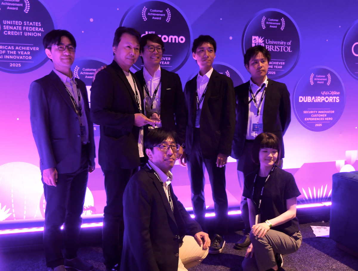 VCFを活用したすぐれたユースケースを示したユーザー企業に贈られるアワード「Broadcom Customer Achievement Awards」を受賞したNTTドコモのチーム。木谷氏（後列左から2番目）は「20年越しのVMwareとの良好な関係を今後も発展させていたきたい」としてVCFのさらなる活用を図っていくとしている（後列左から3番目はヴイエムウェア 代表取締役社長 山内光氏）