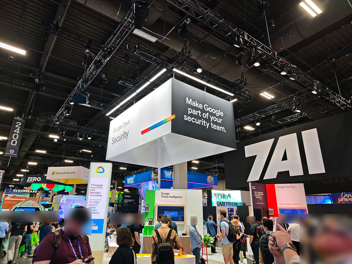 Business Hallの様子、GoogleやMicrosoftなどのブースが立ち並ぶ