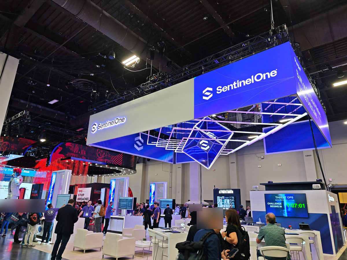大手のセキュリティ企業としてクラウドストライク、センチネルワンなどのブースが目立つ場所に設置されていた