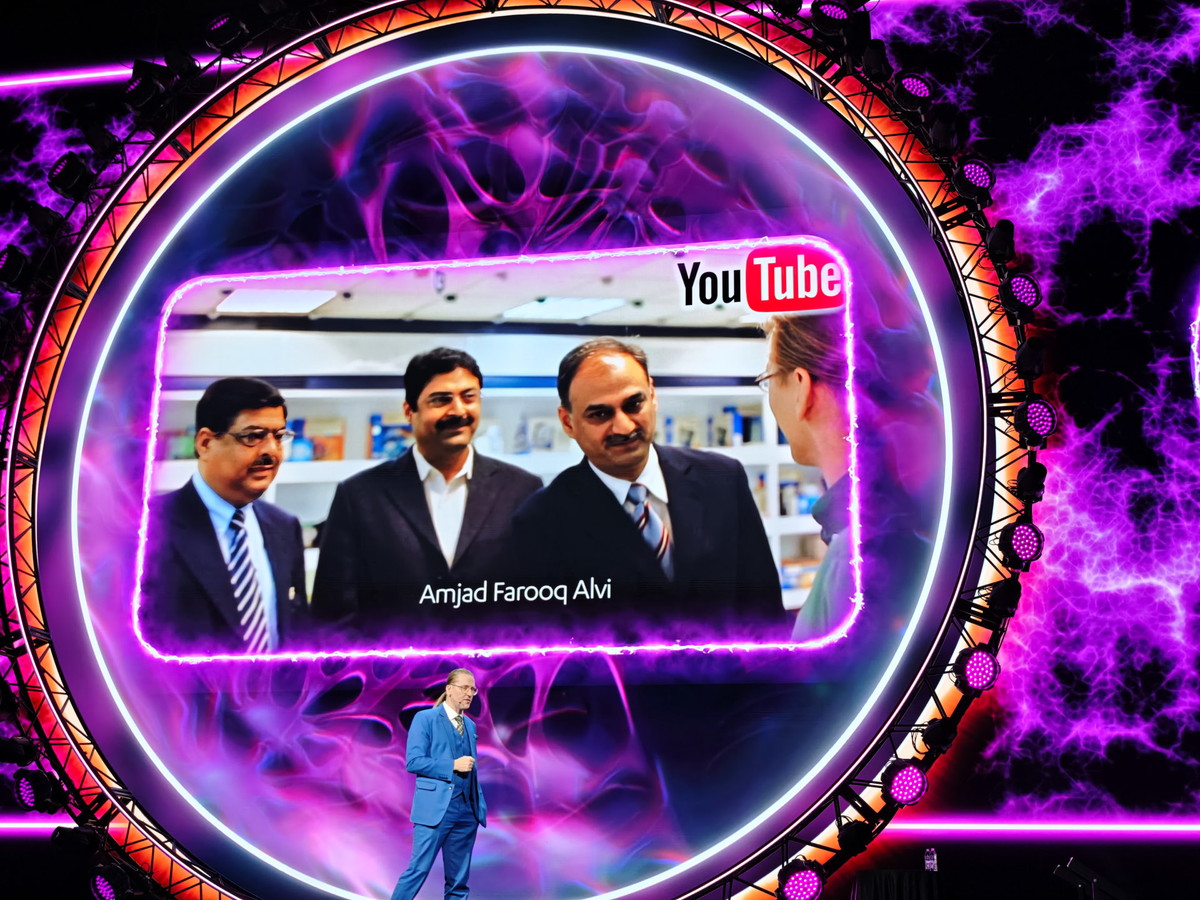 パキスタンまでその作成者を訪ねていったドキュメンタリーを公開