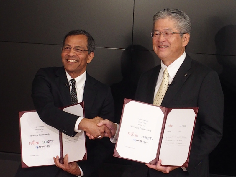 （左）Arrcus会長兼CEOのShekar Ayyar氏、（右）富士通執行役員専務兼1FINITY代表取締役CEOの森林正彰氏