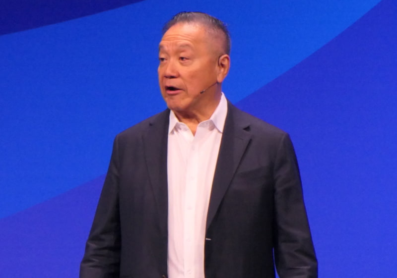 基調講演に登壇したBroadcomのホック・タンCEO。VMware買収完了直後から大々的なライセンス改定とポートフォリオの整理を行い、既存のVMware顧客に衝撃を与えた