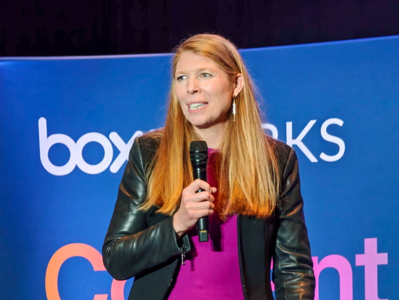 BoxWorks 2025 Japan NightであいさつするBox COO オリビア・ノッテボーン氏