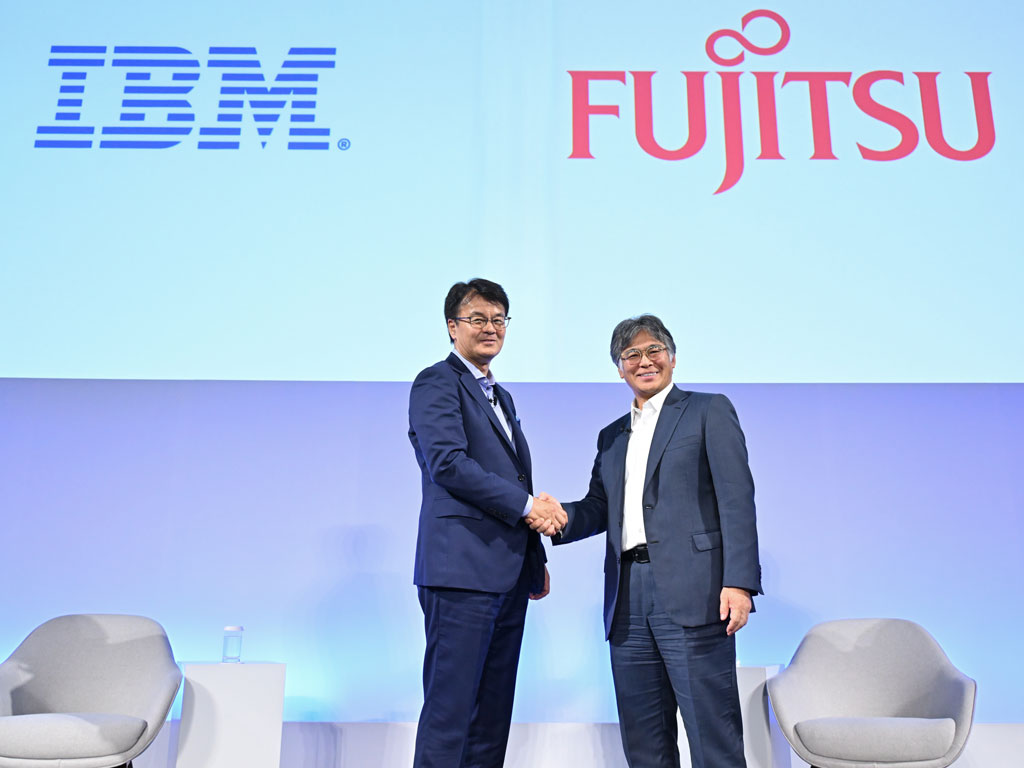 日本IBM 代表取締役社長の山口明夫氏（左）と、富士通 代表取締役社長 CEOの時田隆仁氏