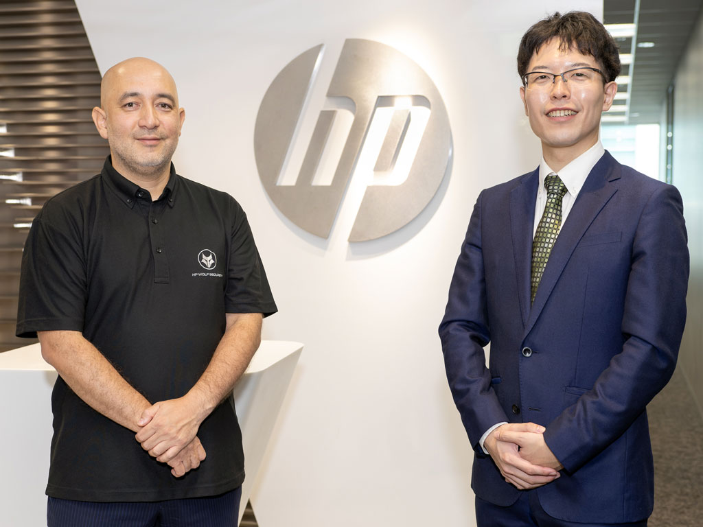 （左）日本HP セキュリティエバンジェリスト 木下和紀エドワルド氏（同社 ワークフォースソリューション事業本部 所属）、（右）セキュリティ芸人 アスースン・オンライン氏
