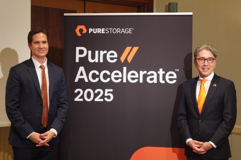 ピュア・ストレージ・ジャパン株式会社 代表執行役員社長 五十嵐光喜氏（右）と、Pure Storage コア・プラットフォーム事業部門 ゼネラル・マネージャー 兼 VP ショーン・ハンセン氏（左）
