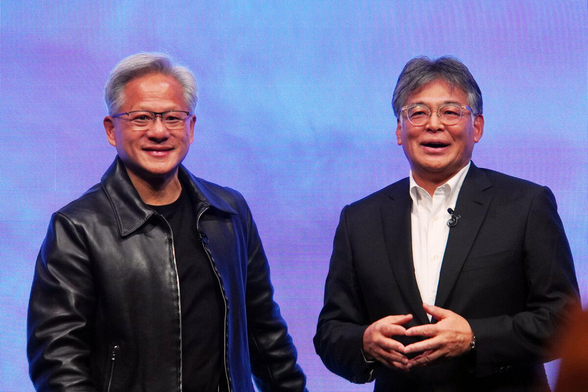富士通株式会社 代表取締役社長 CEO 時田隆仁氏（右）と、NVIDIA 創業者/CEO ジェンスン・フアン氏（左）