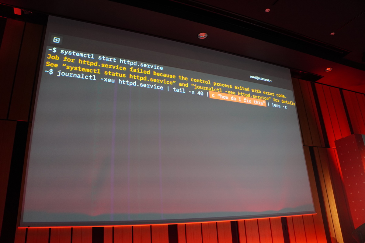 RHEL Lightspeedのデモ動画。「c」コマンドにシステムログを食わせ、コマンド引数で「how do I fix this（これをどう直せばいいか？）」とAIプロンプトを指定すると、回答が得られる