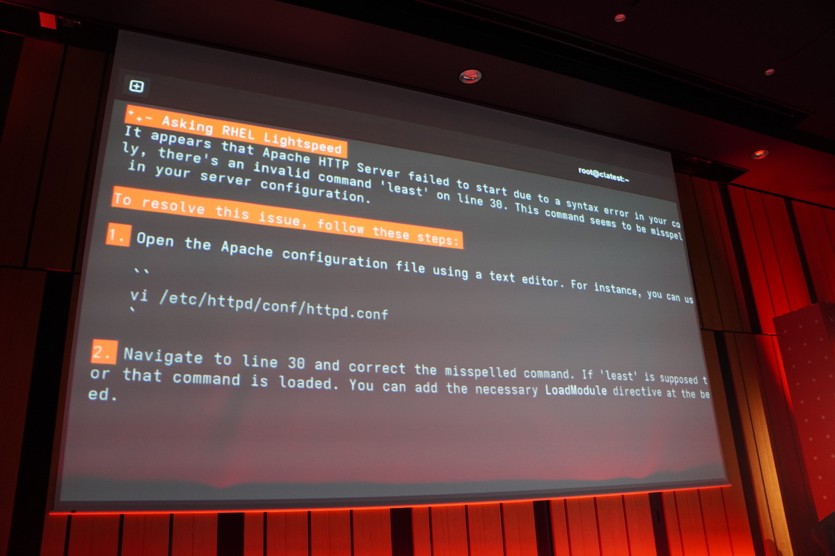 RHEL Lightspeedのデモ動画。「c」コマンドにシステムログを食わせ、コマンド引数で「how do I fix this（これをどう直せばいいか？）」とAIプロンプトを指定すると、回答が得られる