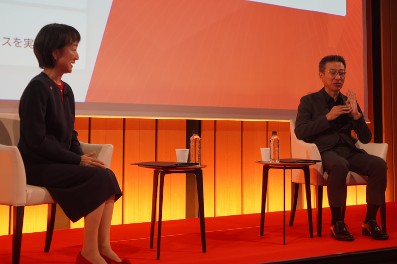 右から、楽天銀行株式会社　早川一氏（常務執行役員 データインテリジェンス本部担当役員 兼 システム本部担当役員 兼 システム本部長）、レッドハット株式会社 三浦美穂氏（代表取締役社長）