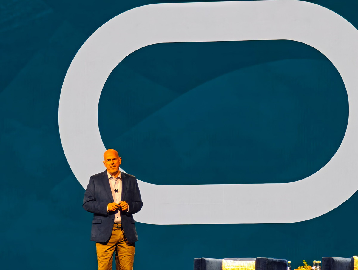 Oracle AI Worldで講演するOracle CEO マイク・シシリア氏