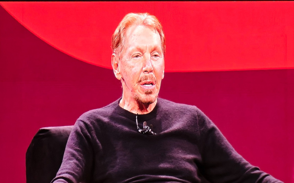 会場の混乱も関係なく、淡々と始まったエリソン氏の講演。来場者に「ラリーだからしょうがない」的な許容がされていたのはエリソン氏の人徳か、はたまた――。