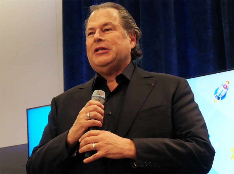 報道関係者の前で話をするマーク・ベニオフCEO