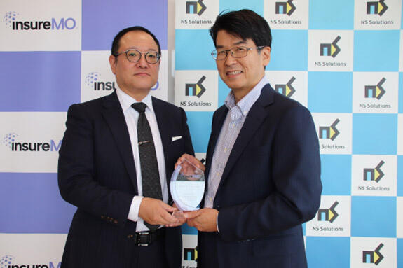 （右）NSSOL 上席執行役員 金融ソリューション事業本部長 前原卓己氏、（左）InsureMO 代表取締役 河上勝氏