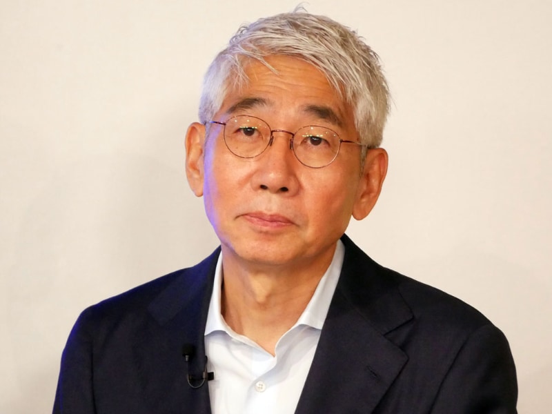 真剣な表情で、社員の質問に耳を傾ける