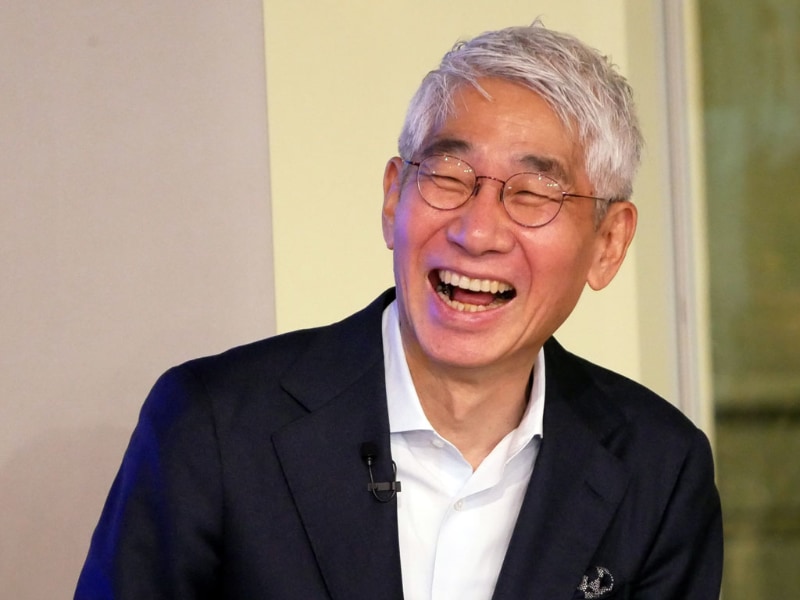 社員との対話では、記者会見では見せないような笑顔も