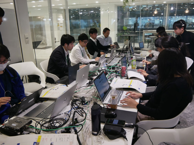 こちらでは配信中に寄せられる社員の声や、リアルタイムでのアンケート集計を行ったりする