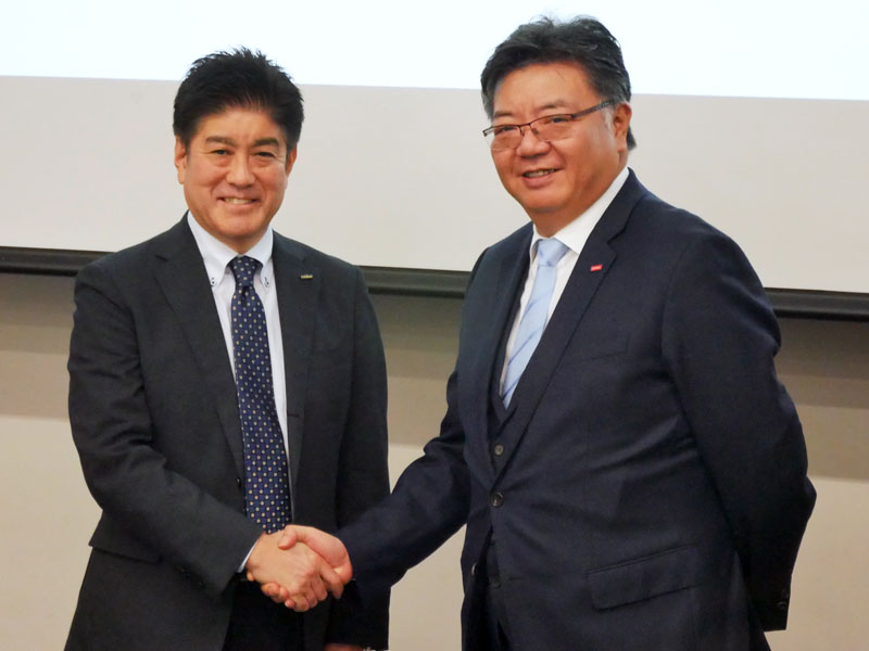 レノボ・エンタープライズ・ソリューションズ 代表取締役社長の張 磊氏（右）と、ニデック 執行役員 小型モータ事業本部副本部長の田中裕司氏（左）