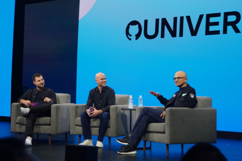 Microsoft CEOのサティア・ナデラ氏（右）が登壇