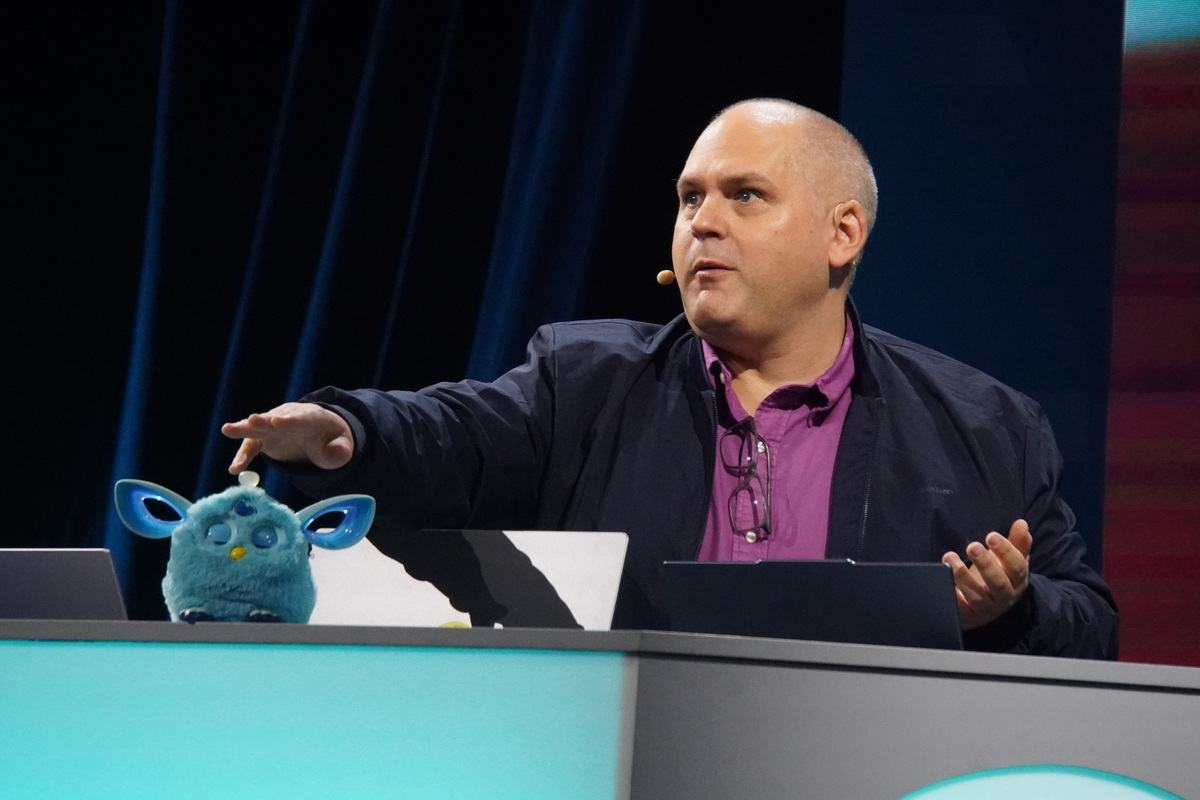 GitHubのVP, Developer RelationsのMartin Woodward氏とファービー