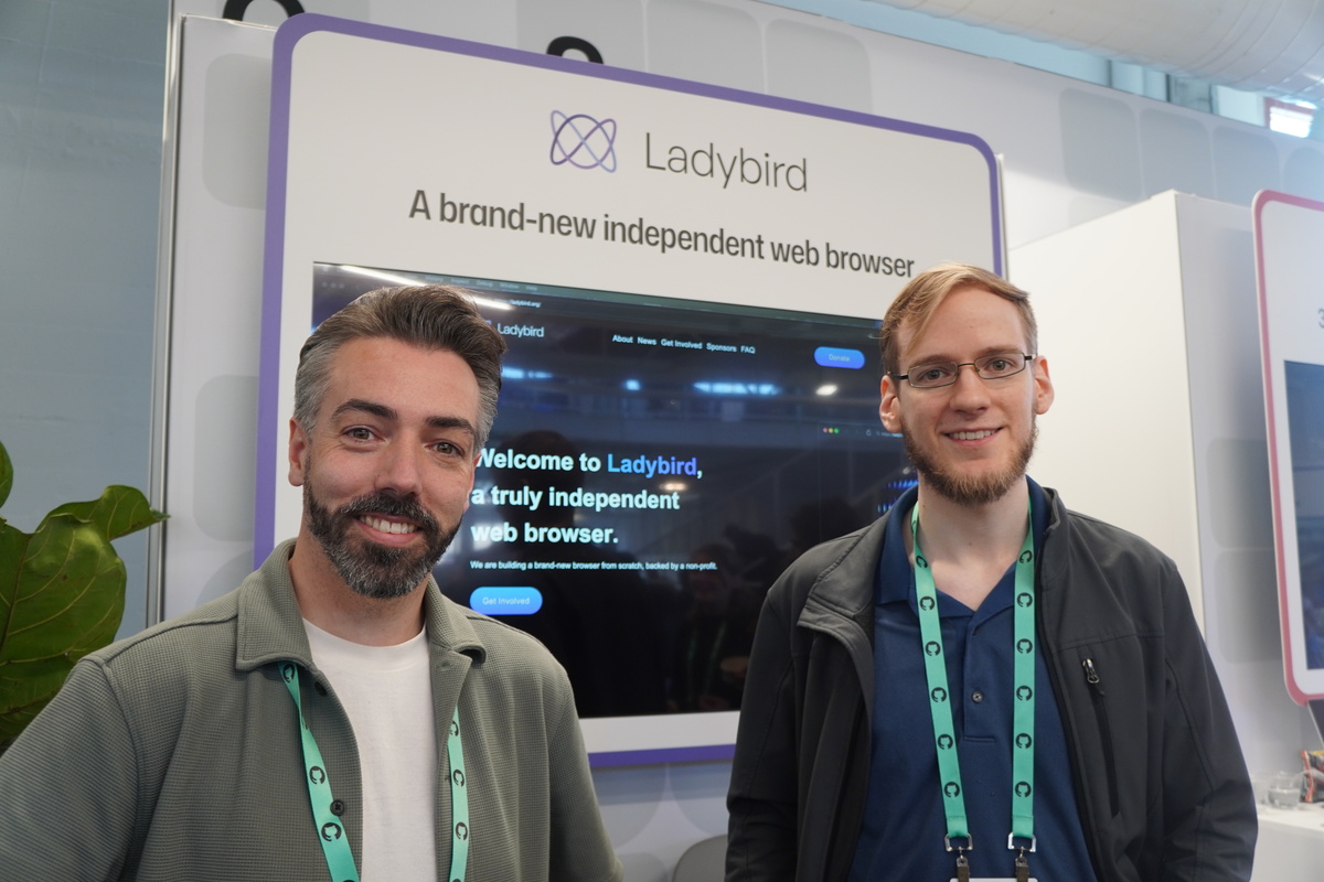 Ladybirdの展示ブース。左がLadybird Browser InitiativeのCOOのJelle Raaijmakers氏、右がGregory Bertilson氏