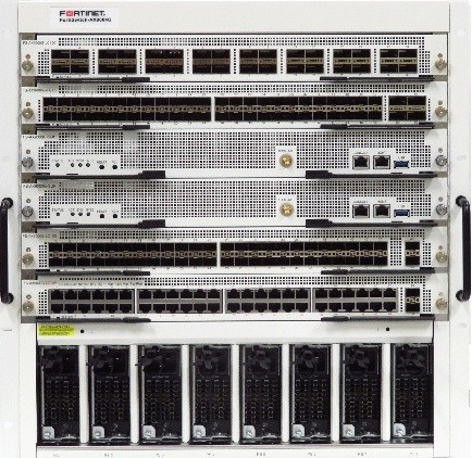 FortiSwitch-AX9004G（左：前面、右：背面）