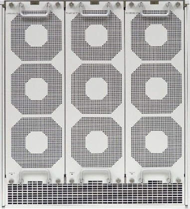 FortiSwitch-AX9004G（左：前面、右：背面）