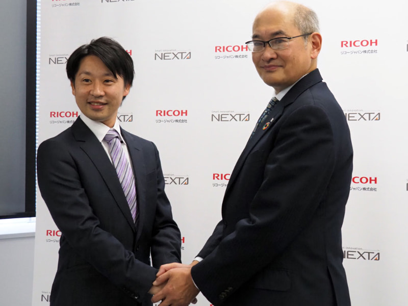 株式会社ネクスタ 代表取締役の永原宏紀氏（左）、リコージャパン株式会社 取締役常務執行役員の宮本裕嗣氏（右）