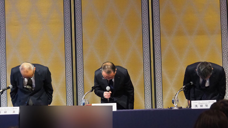 出席した経営陣が、サイバー攻撃を受けたことについて謝罪する場面も