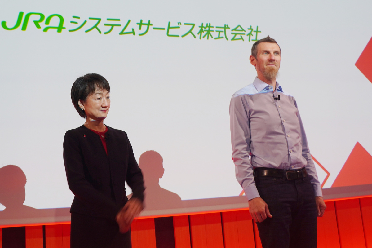 「Red Hat Summit: Connect 2025 Tokyo」で、「Red Hat APAC Innovation Awards 2025」授賞式に登壇したクリス・ライト氏（右）と、レッドハット株式会社 代表取締役社長の三浦美穂氏（左）