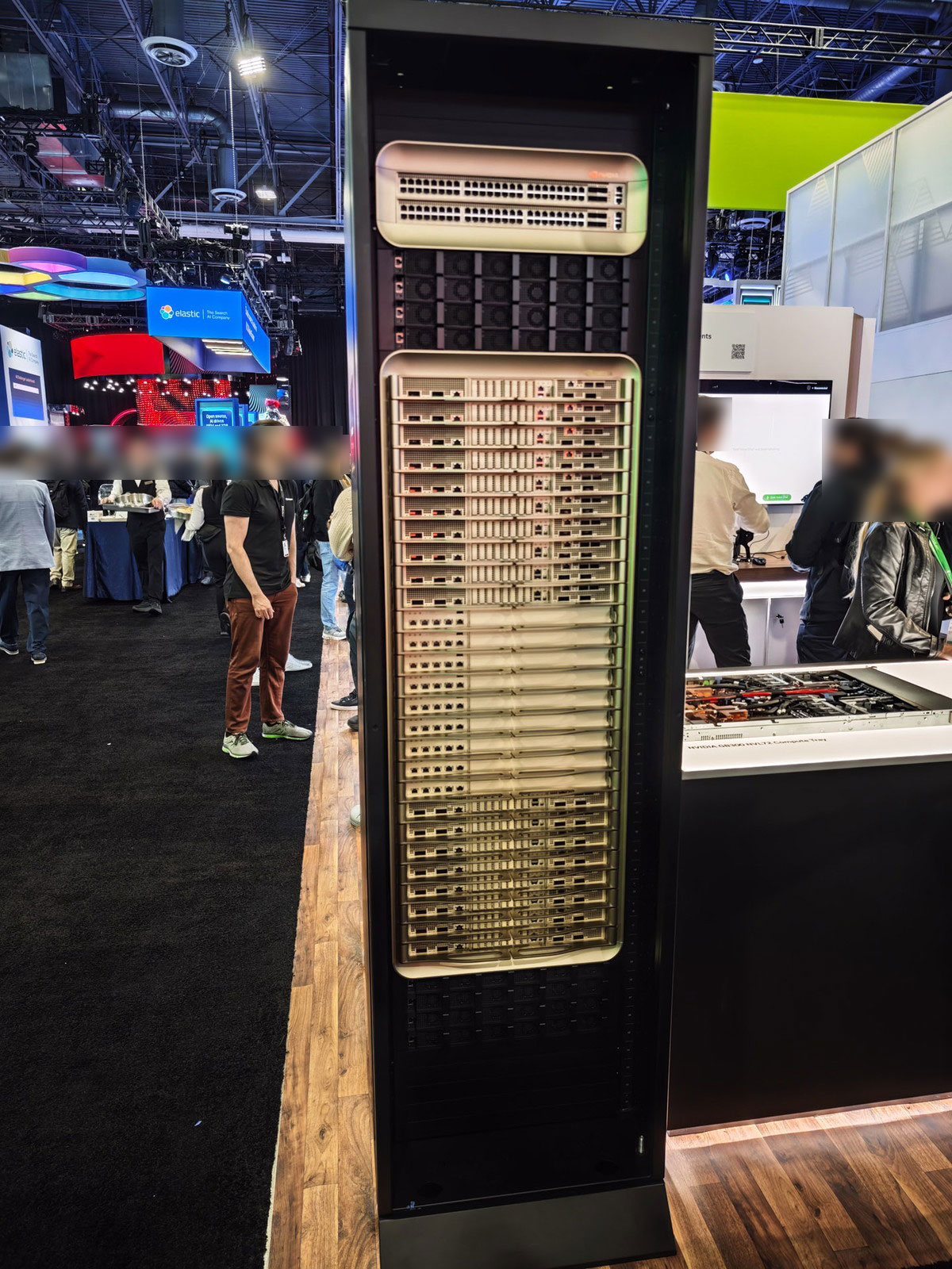 re:Invent 2025のNVIDIAブースに展示されていた、NVIDIAのGB300 NVL72のラックとGB300のブレード。P6e-GB300では、このラックがインスタンスとして提供される