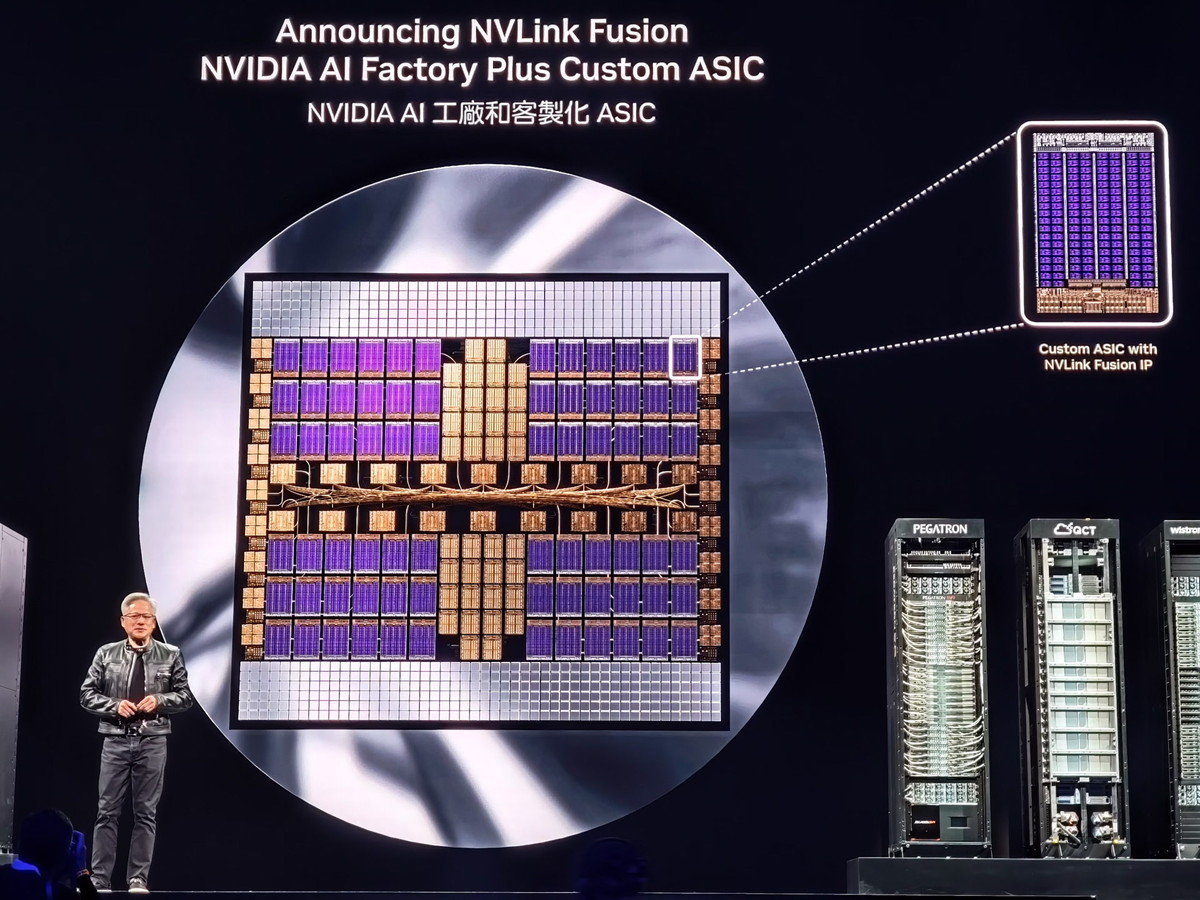 5月に行われたCOMPUTEXでNVLink Fusionを発表する、NVIDIAのジェンスン・フアンCEO（COMPUTEXで撮影）