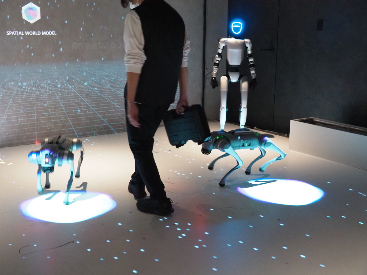 人間が「ものを持っている」、「ロボットにものを渡そうとしている」などを事前に予測