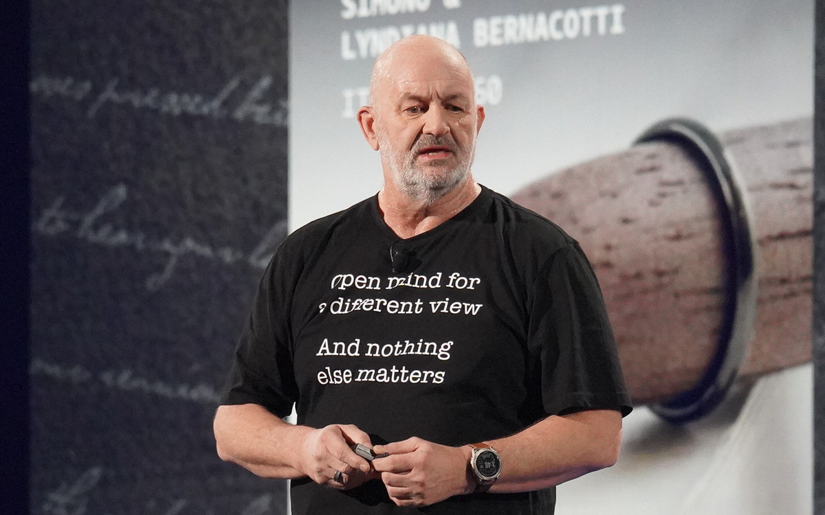 re:Inventからの卒業講演を行うAmazon.com CTO ワーナー・ヴォゲルス氏、Tシャツのメッセージは「Open mind for a different view. And nothing else matters」（違うモノの見方にオープンでいるべし、それ以外はささいなことにすぎない）