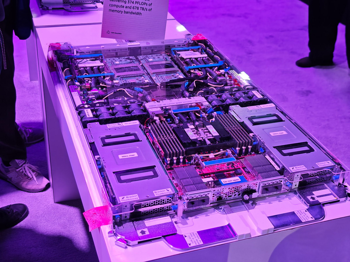 展示会場に展示されていたGraviton、Trainium3、Nitroが搭載されたサーバーブレード