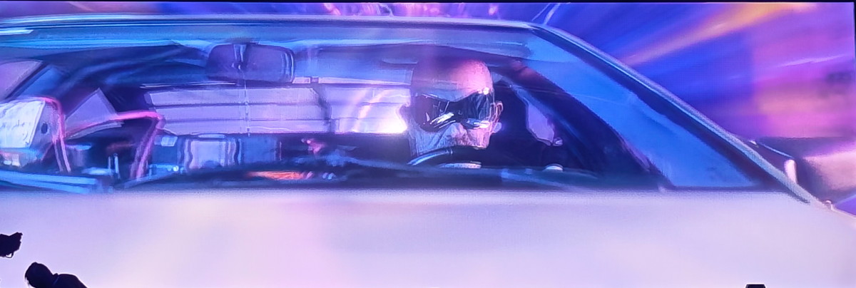 ドクに扮したヴォゲルス氏がタイムマシンに乗って1962年に向かう