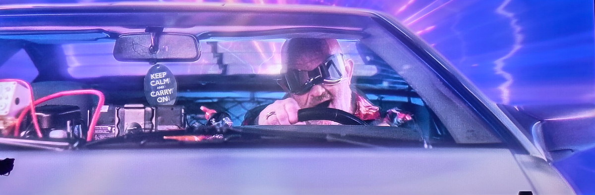 ドクに扮したヴォゲルス氏がタイムマシンに乗って1962年に向かう