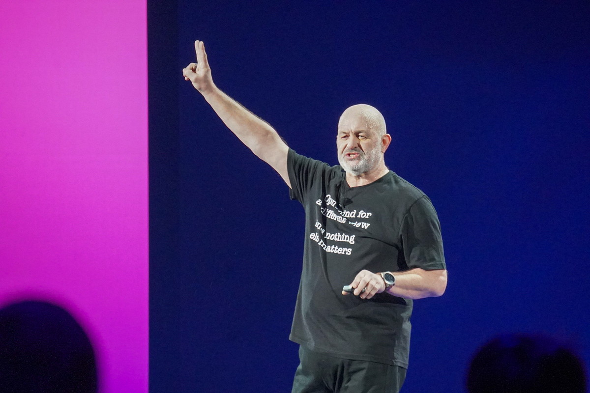 最後の言葉を終えると、詰めかけた観衆からスタンディングオベーションで送られるヴォゲルス氏