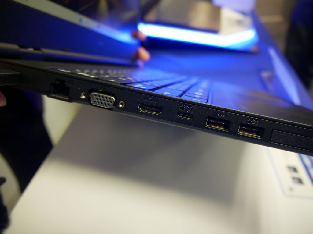 USBポートを含め、さまざまなインターフェイスを搭載