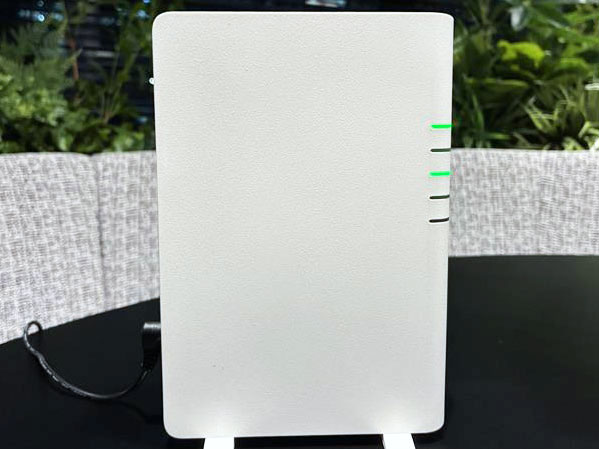 正面からでも横からでも、LEDがきちんと見えるように工夫されている