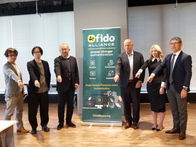 写真左から：FIDOアライアンス ボードメンバー FIDO Japan WG 副座長、メルカリ 執行役員 CISOの市原尚久氏、FIDOアライアンス ボードメンバー FIDO Japan WG 副座長、LINEヤフー ID会員サービス SBU IDユニット ユニットリードの伊藤雄哉氏、FIDOアライアンス 執行評議会・ボードメンバー 兼 FIDO Japan WG 座長、NTTドコモ チーフセキュリティアーキテクトの森山光一氏、FIDOアライアンス エグゼクティブ・ディレクター 兼 CEOのアンドリュー・シキア氏、FIDOアライアンス チーフ・マーケティング・オフィサーのメーガン・シャーマス氏、FIDOアライアンス APAC マーケット開発シニアマネージャーの土屋敦裕氏
