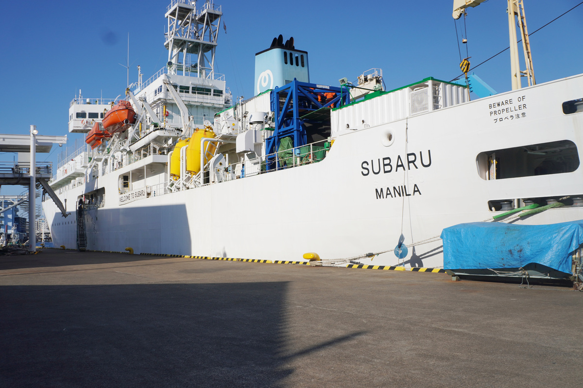 NTT WEマリンの海底ケーブル敷設船「SUBARU」。総トン数9,557トン、全長123m。写真右側が船尾