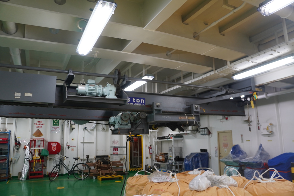 クレーン。作業デッキの船首側にある状態